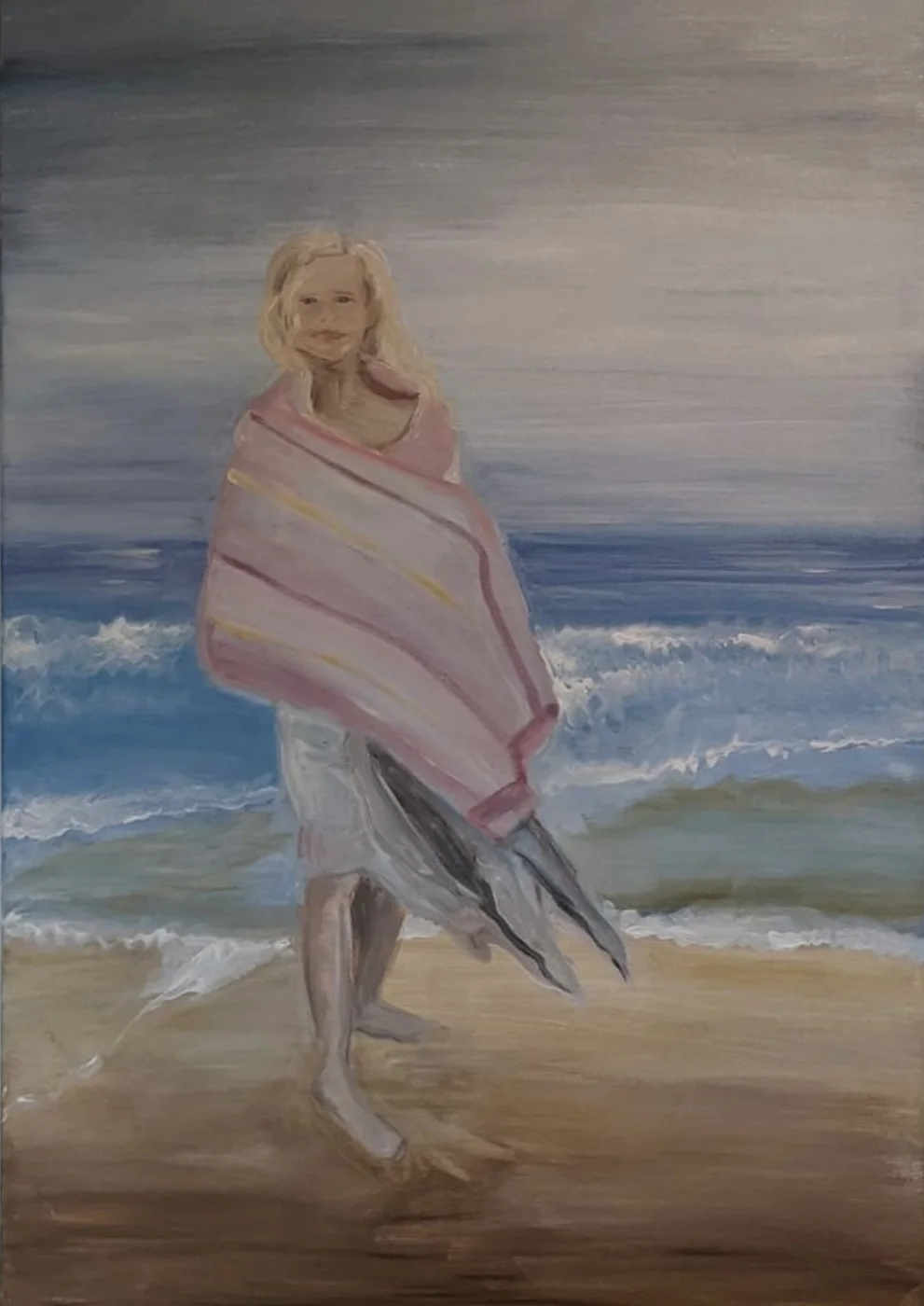 Blonde Person mit gestreiftem Tuch am Strand