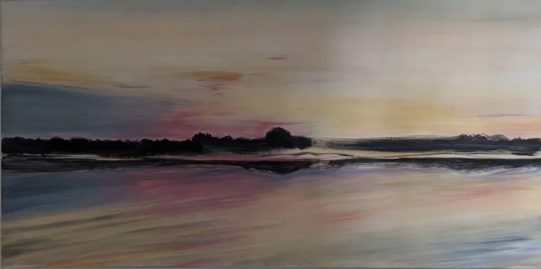 Wasserlandschaft mit dunklem Ufer und warmen Himmelsfarben