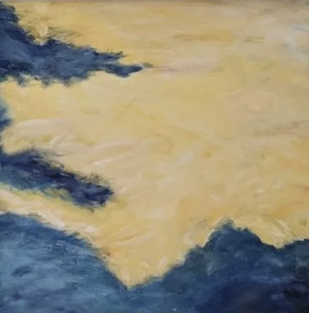 Gelber Himmel mit kräftigen dunkelblauen Wolken