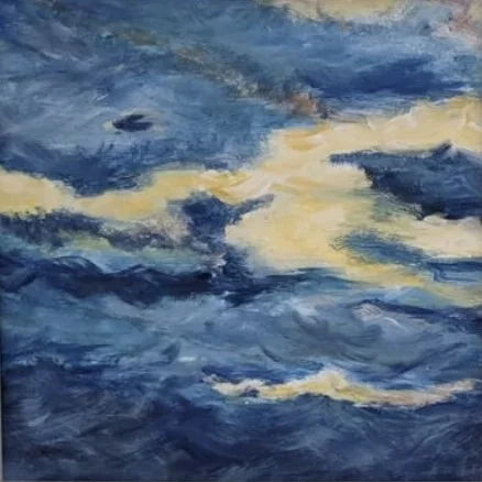 Dichte blaue Wolken mit gelben Lichtöffnungen