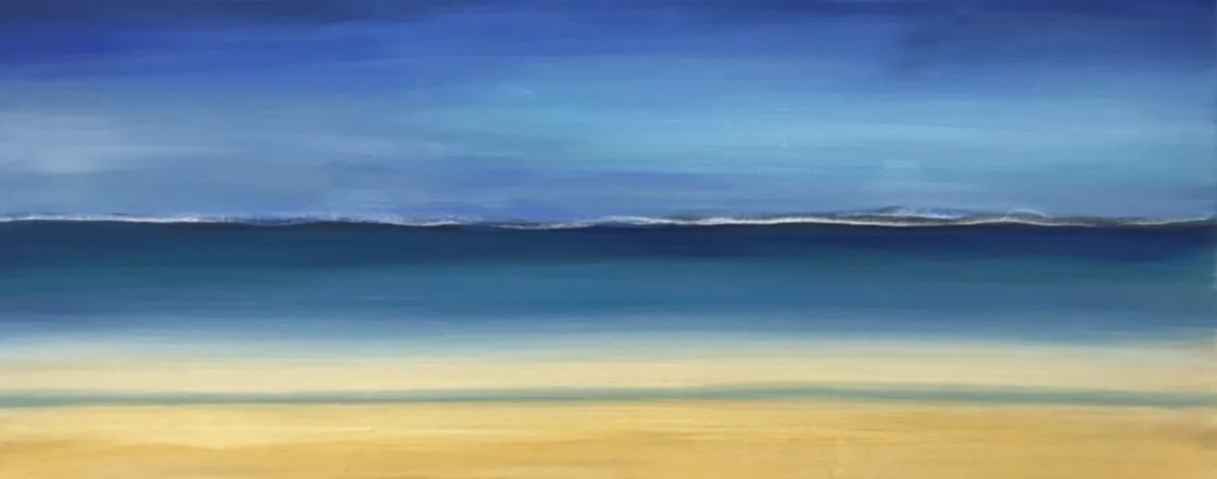 Sandfarbener Strand mit blauem Meer und klarem Horizont