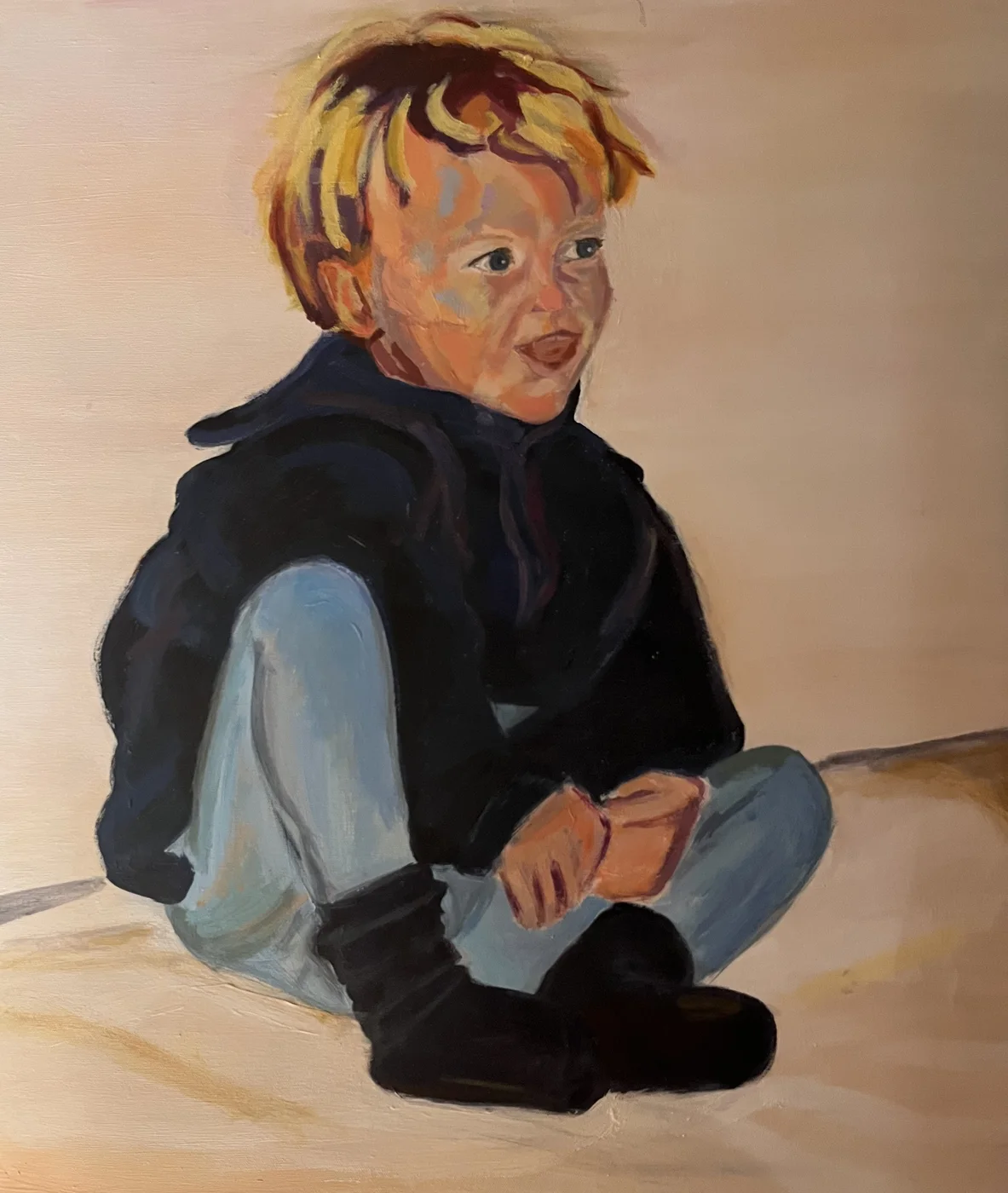 Sitzendes blondes Kind in dunkelblauer und hellblauer Kleidung