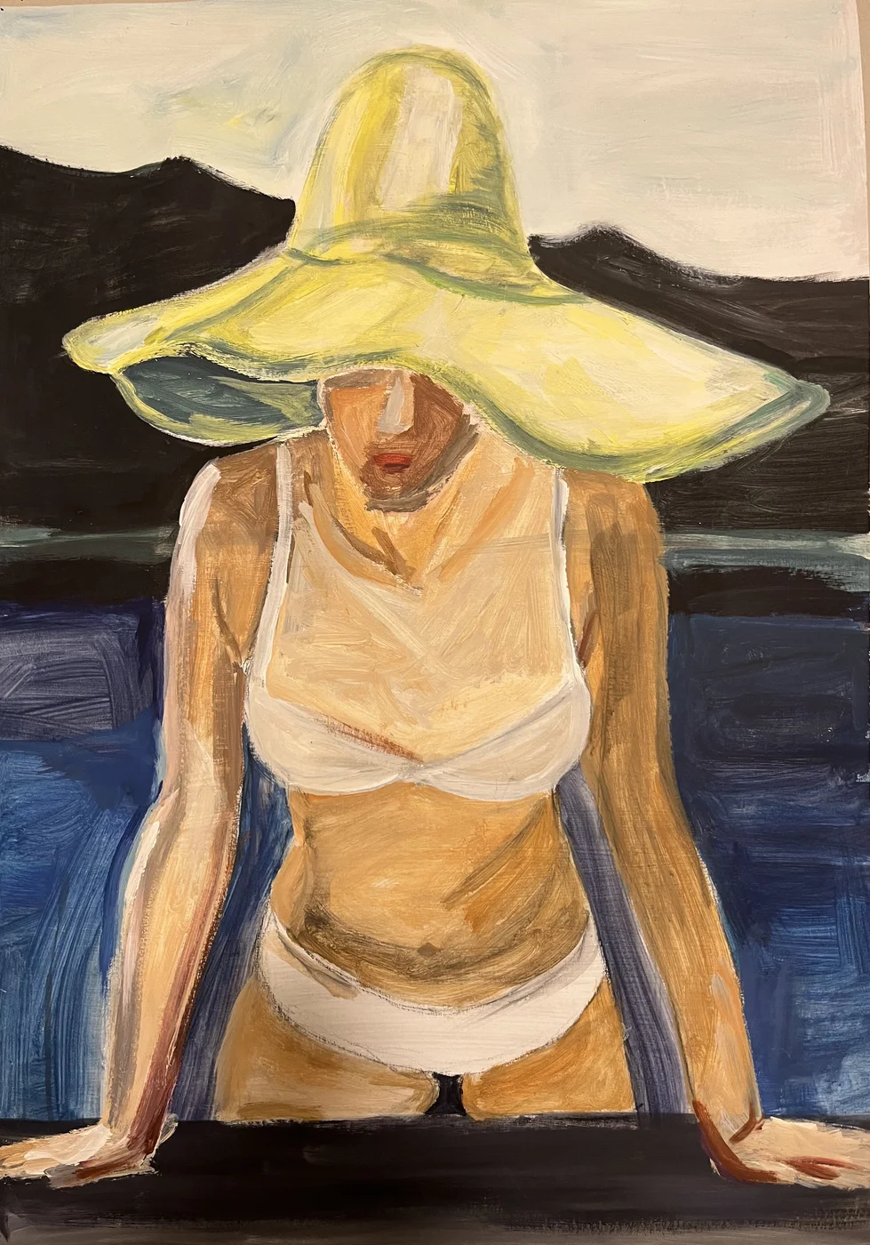 Person mit großem gelbem Sonnenhut und heller Kleidung