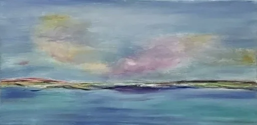 Blaue Wasserfläche unter einem pastellfarbenen Himmel