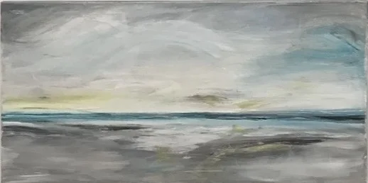 Graublaue Küstenlandschaft mit hellem Himmel