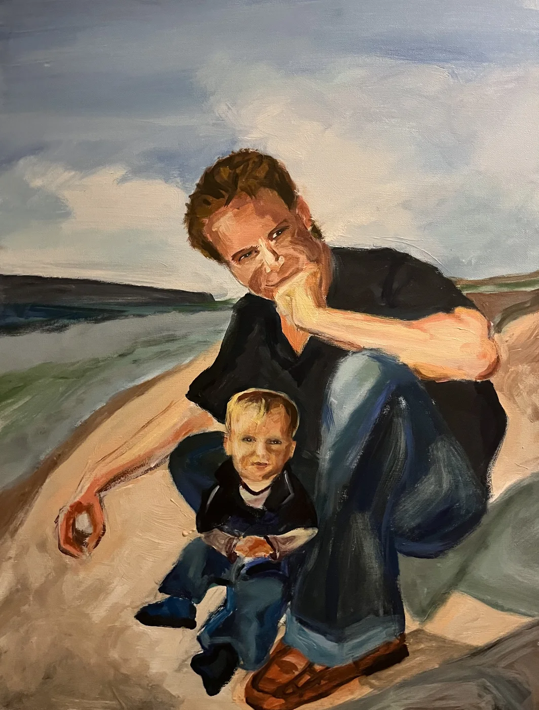 Erwachsene Person und kleines Kind am Strand