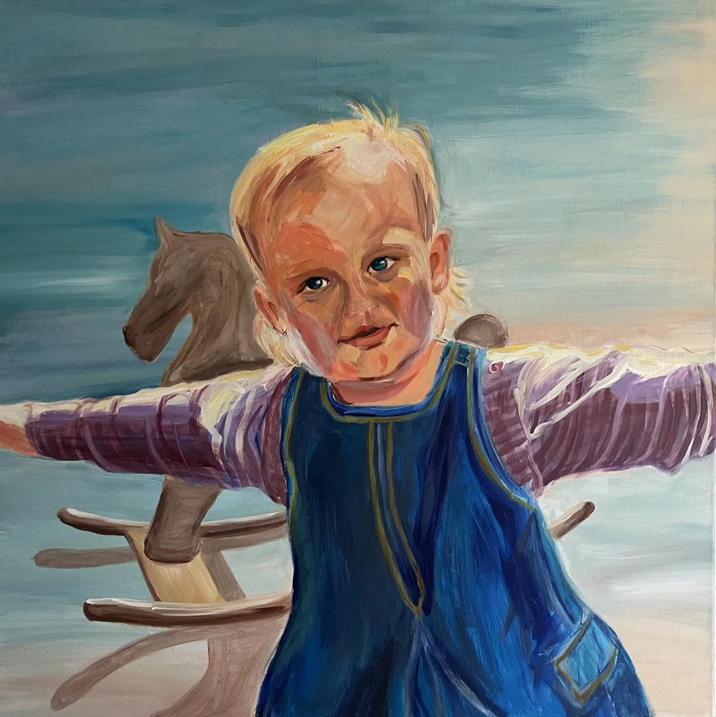 Kleines blondes Kind mit ausgebreiteten Armen in blauer Kleidung