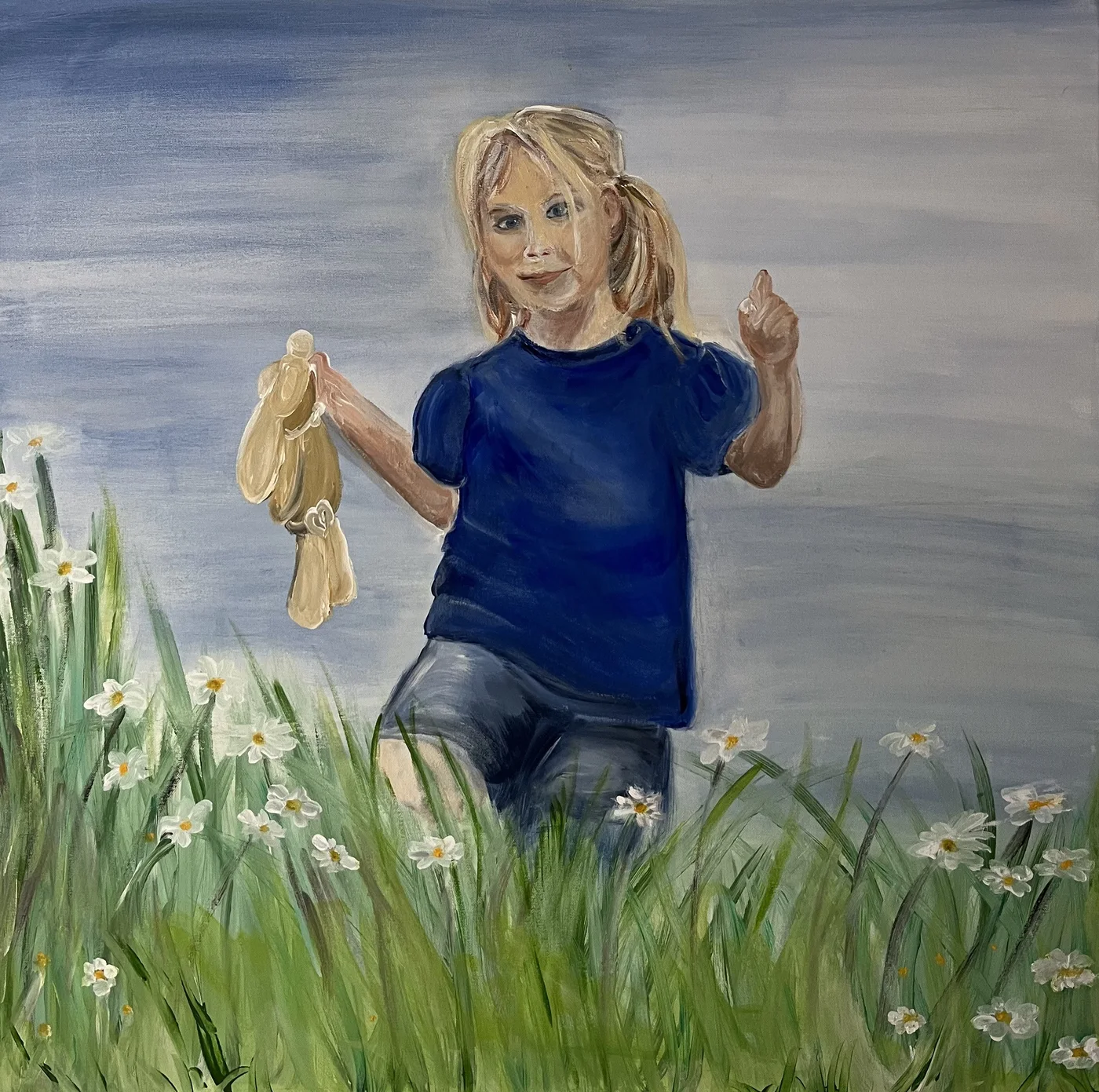 Blondes Kind in blauem Oberteil zwischen Blumen