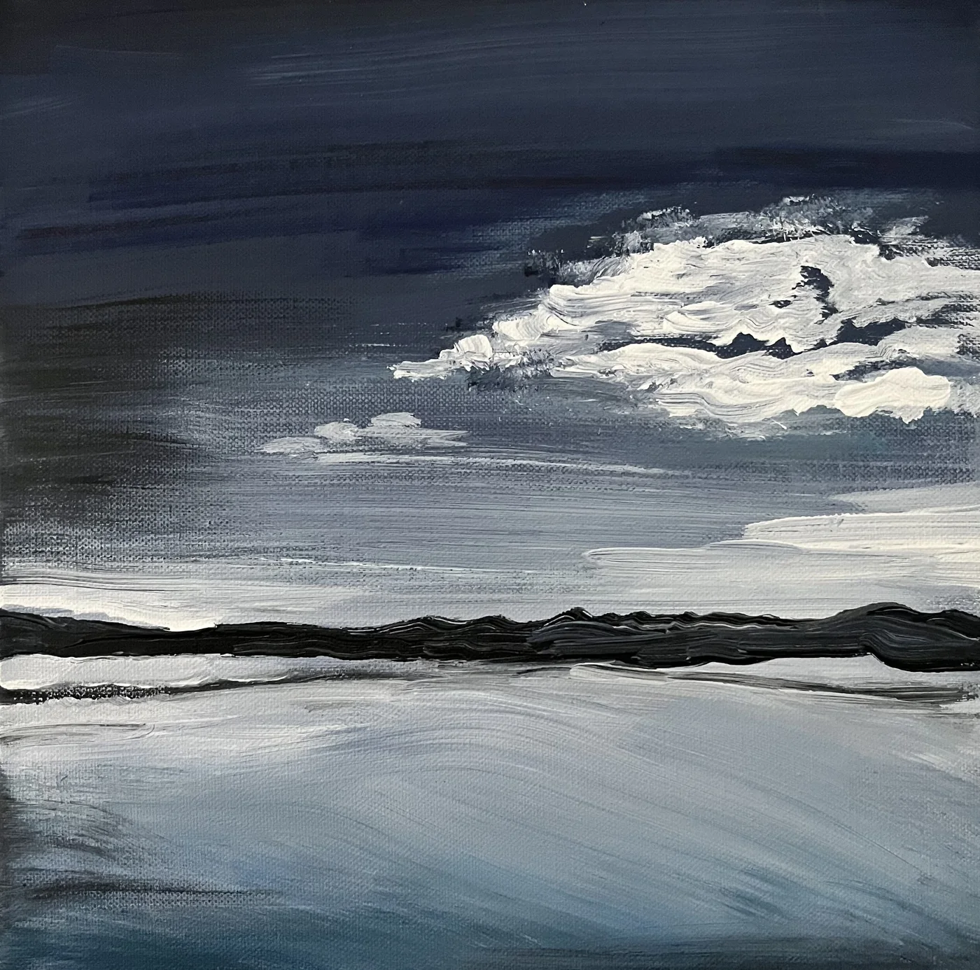 Dunkler Himmel mit heller Wolke über ruhigem Wasser