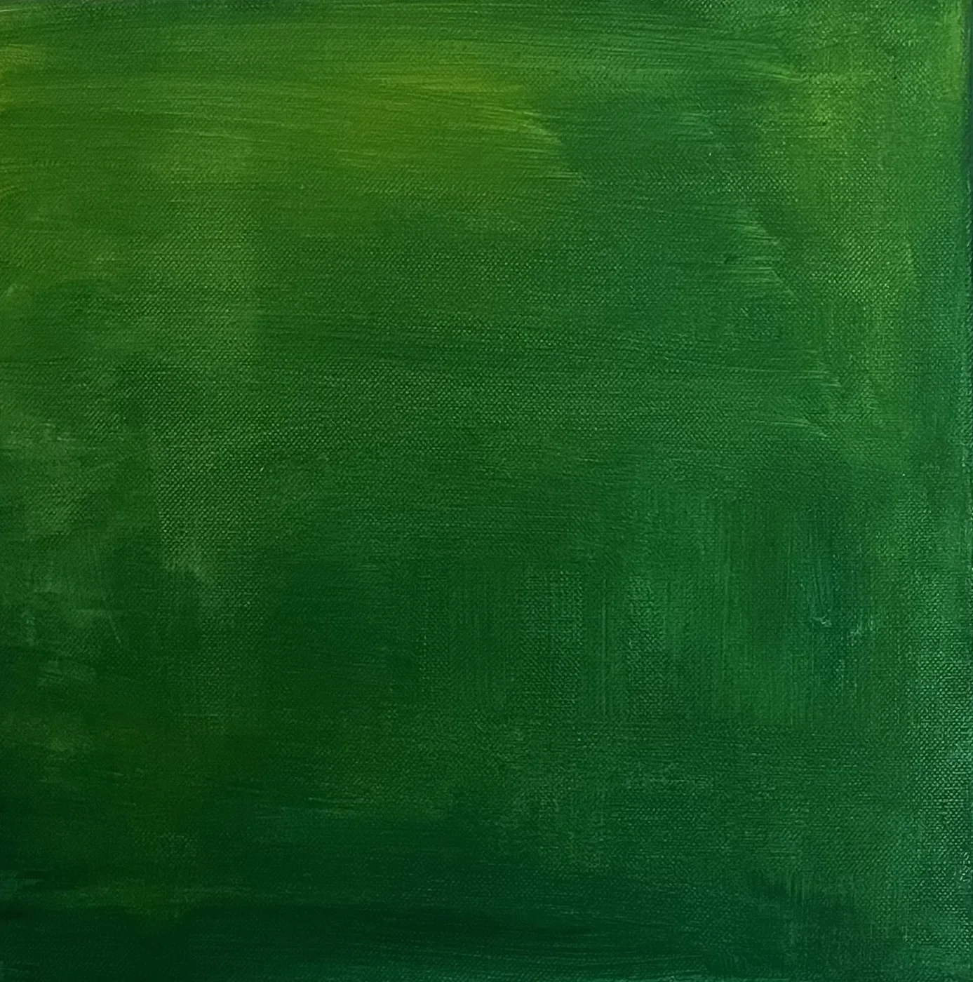 Grüne Farbfläche mit sichtbaren Pinselstrukturen