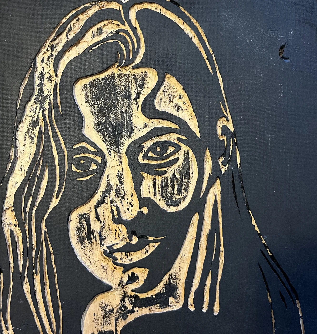 Goldfarbene Konturen eines Gesichts auf dunkelblauem Hintergrund