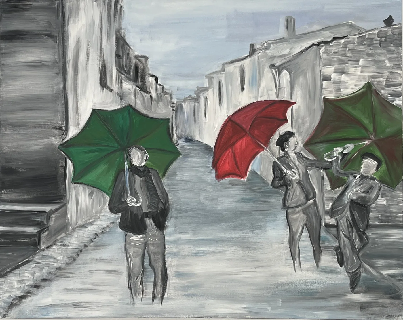 Menschen mit roten und grünen Regenschirmen in grauer Stadtlandschaft